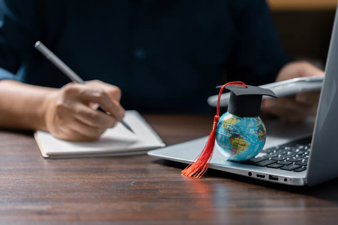graduation-cap-with-earth-globe-concept-global-business-study-abroad-educational-back-school-education-global-world-study-abroad-business-universities-worldwide-language-study(2)