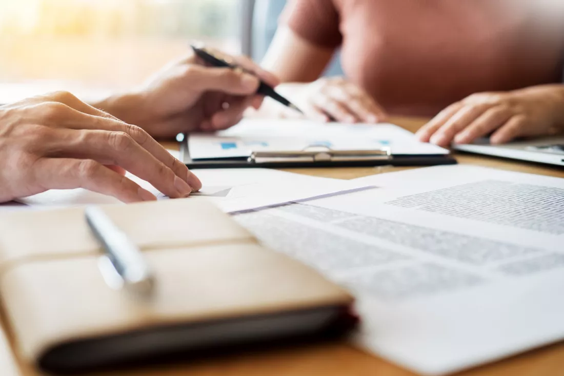 close-up-businesspeople-working-table-office